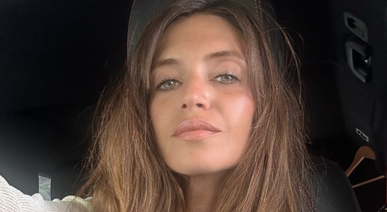 Sara Carbonero ricoverata d'urgenza mentre è in vacanza alle Canarie. I dolori addominali e l'intervento, come sta la giornalista