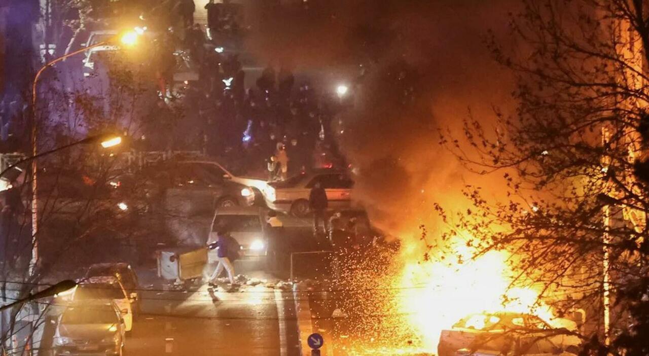 Iran, Trump: «Continuate le proteste, l'aiuto arriva». Ira di Mosca: «Attacco a Teheran avrebbe conseguenze disastrose». Media: possibili 20mila morti