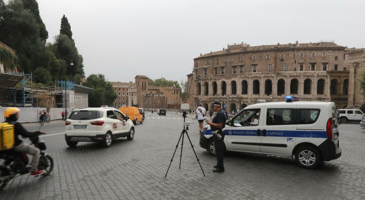 Polizia Municipale controlli autovelox Via del Teatro Di Marcello. Foto Antonio Nardelli/Ag. Toiati Antonio Nardelli/Ag. Toiati