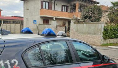 il citofono, l'aggressione in cucina e il pugnale di un kit di sopravvivenza