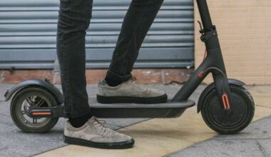 donna colpita da un monopattino lanciato dal tetto di un edificio a Fuorigrotta