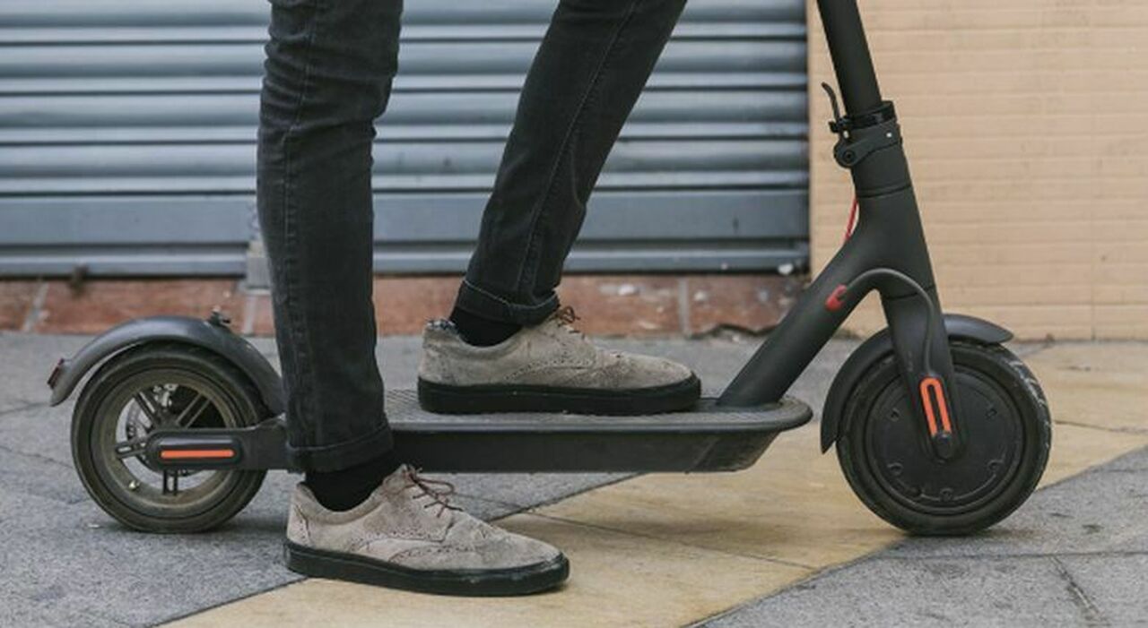 donna colpita da un monopattino lanciato dal tetto di un edificio a Fuorigrotta