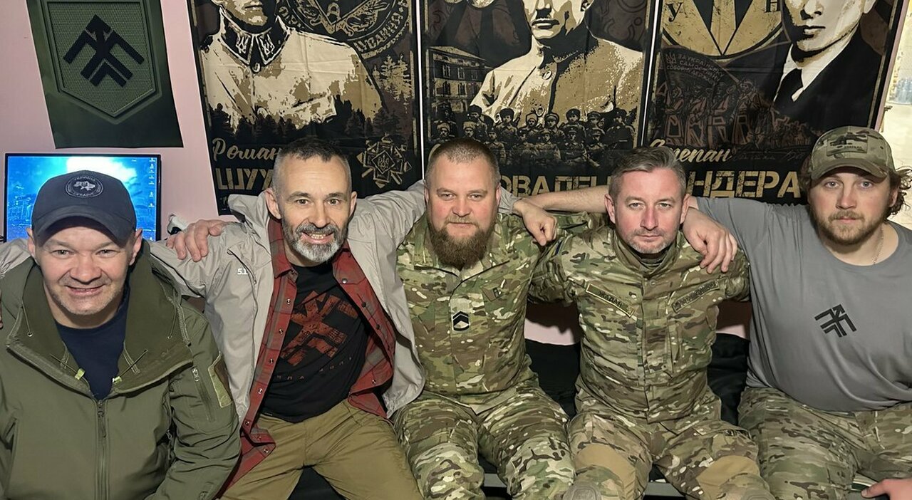 addestramento modello Nato e soldi dell'uomo d'affari Kozhemyako