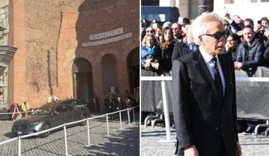 il feretro in chiesa sulle note di Mozart, i copricapo rossi in omaggio allo stilista