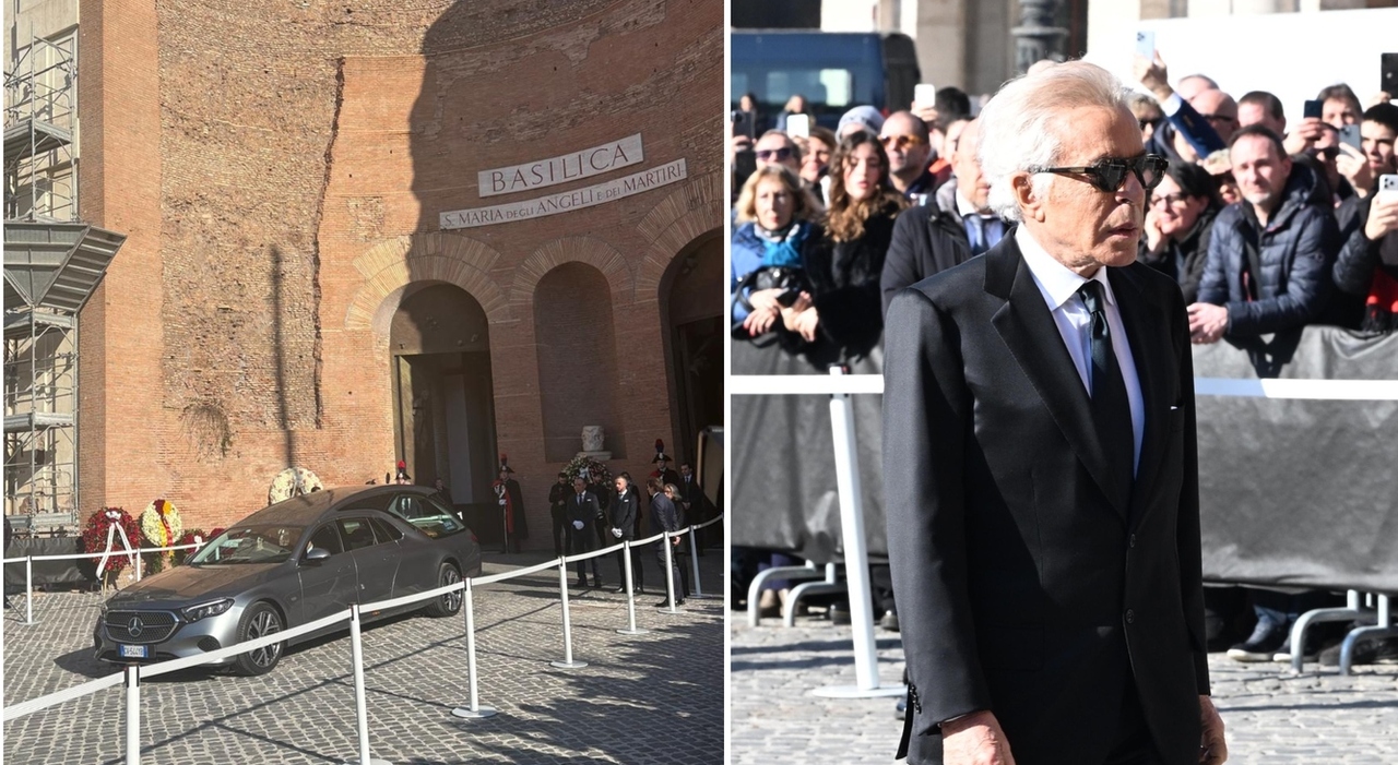 il feretro in chiesa sulle note di Mozart, i copricapo rossi in omaggio allo stilista
