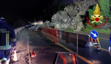Frana sull’Aurelia ad Arenzano, strada bloccata dai massi. Smottamento a Niscemi, evacuate 500 persone: paese isolato