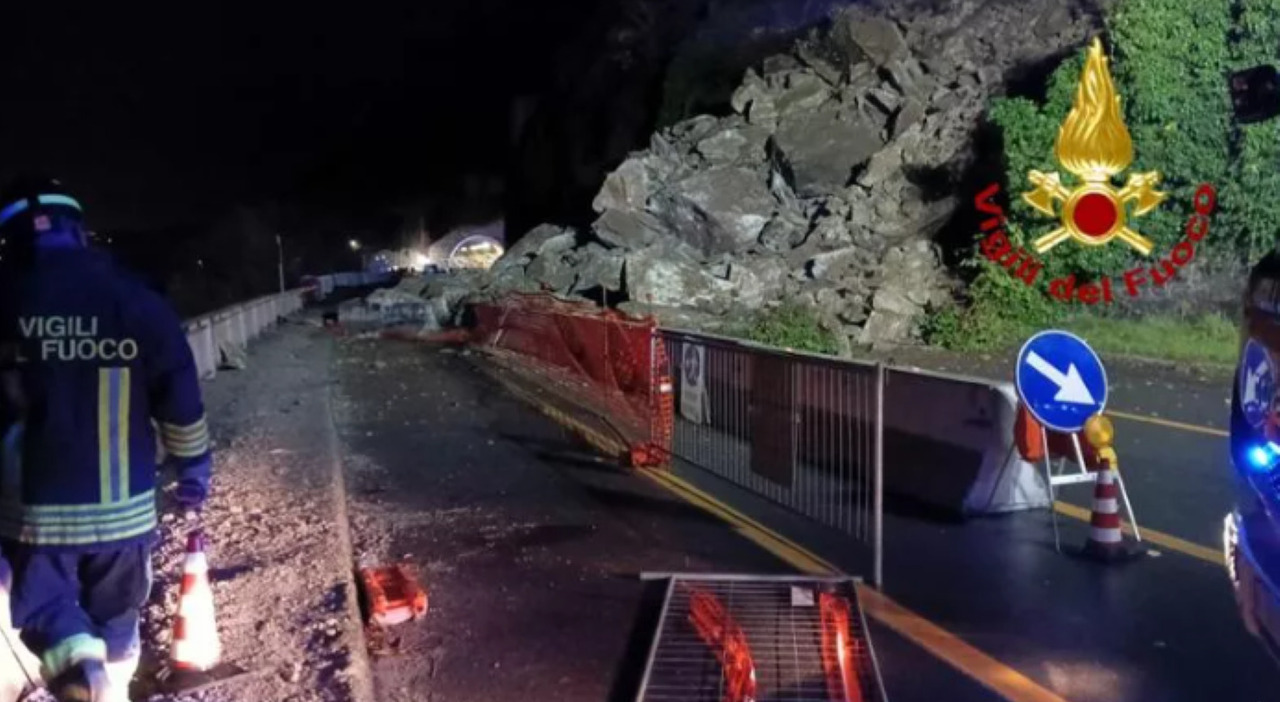 Frana sull’Aurelia ad Arenzano, strada bloccata dai massi. Smottamento a Niscemi, evacuate 500 persone: paese isolato