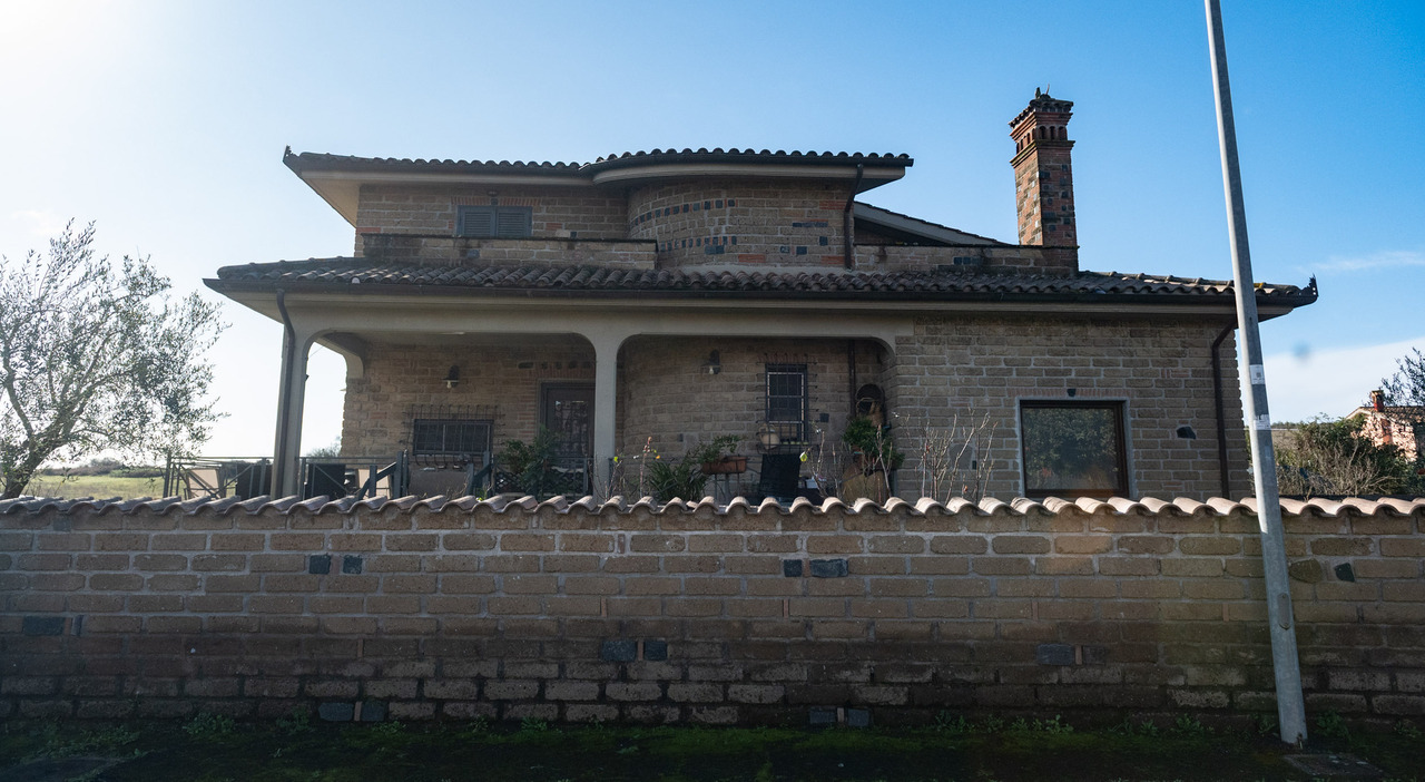 Claudio Carlomagno «pentito, chiede notizie del figlio». Sequestrata la villa dei genitori ad Anguillara