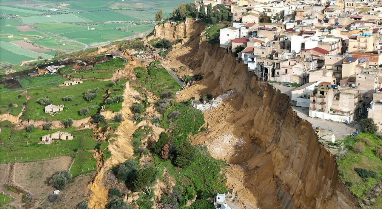 Frana di Niscemi, la spiegazione del geologo Giuseppe Collura: «Fenomeno in evoluzione, case probabilmente demolite» - Il Mattino