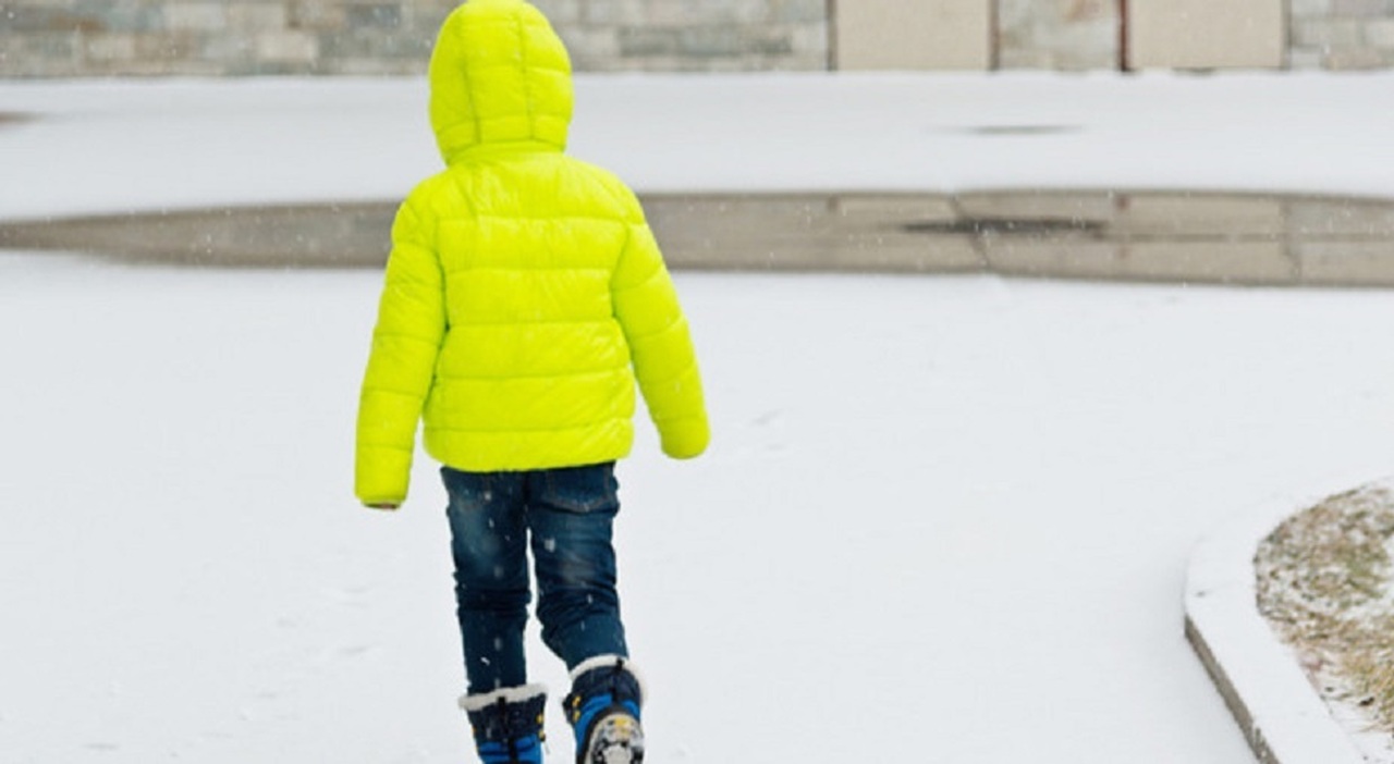 Bambino di 11 anni lasciato a piedi dal bus, il piccolo non aveva il ticket da 10 euro: &laquo;Costretto a vagare per 6 chilometri sotto la neve&raquo;