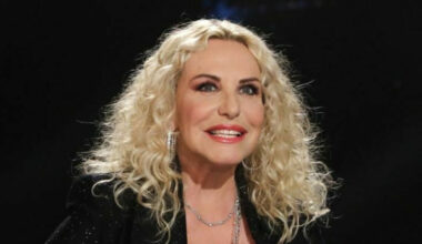 «Fatico a respirare, il dolore è forte. Ho un problema al diaframma». Come sta la conduttrice