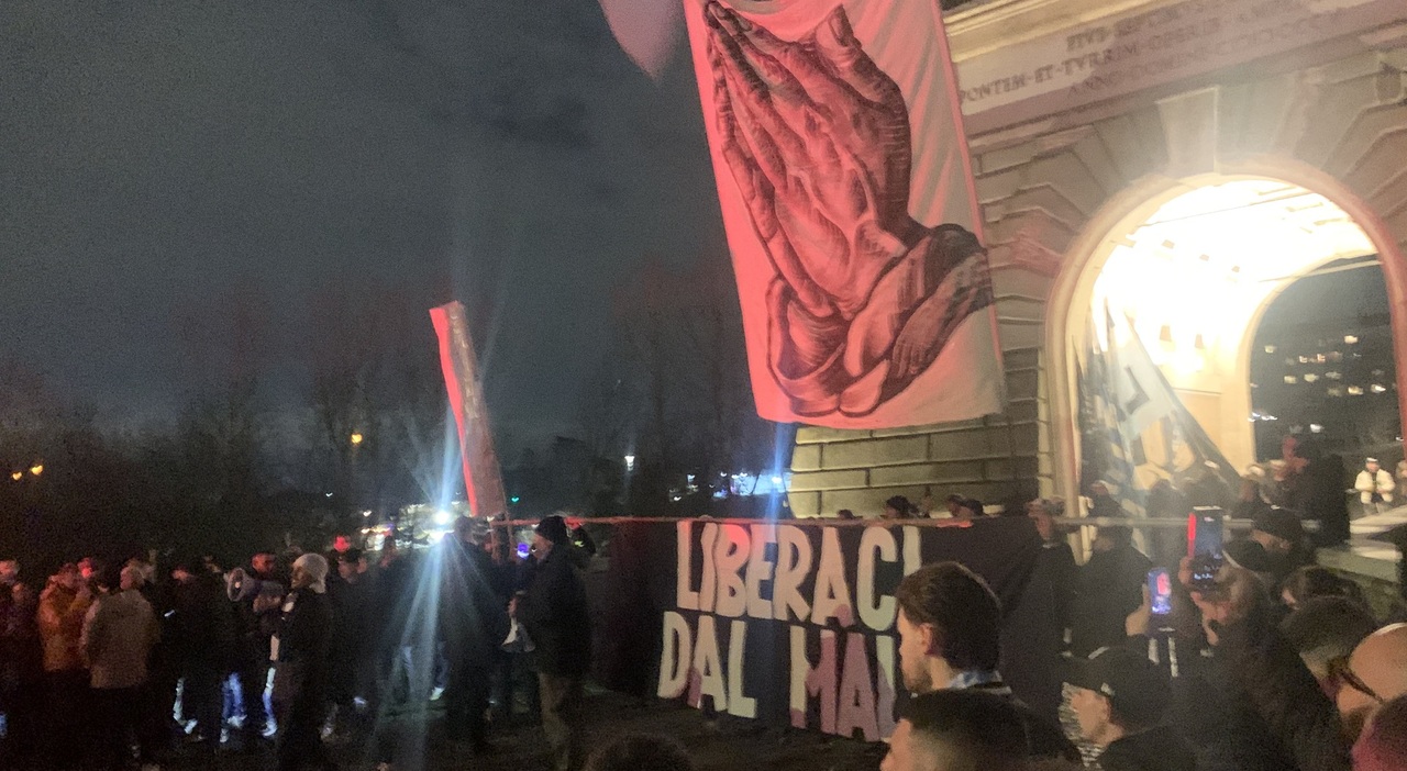tifosi radunati a Ponte Milvio contro Lotito