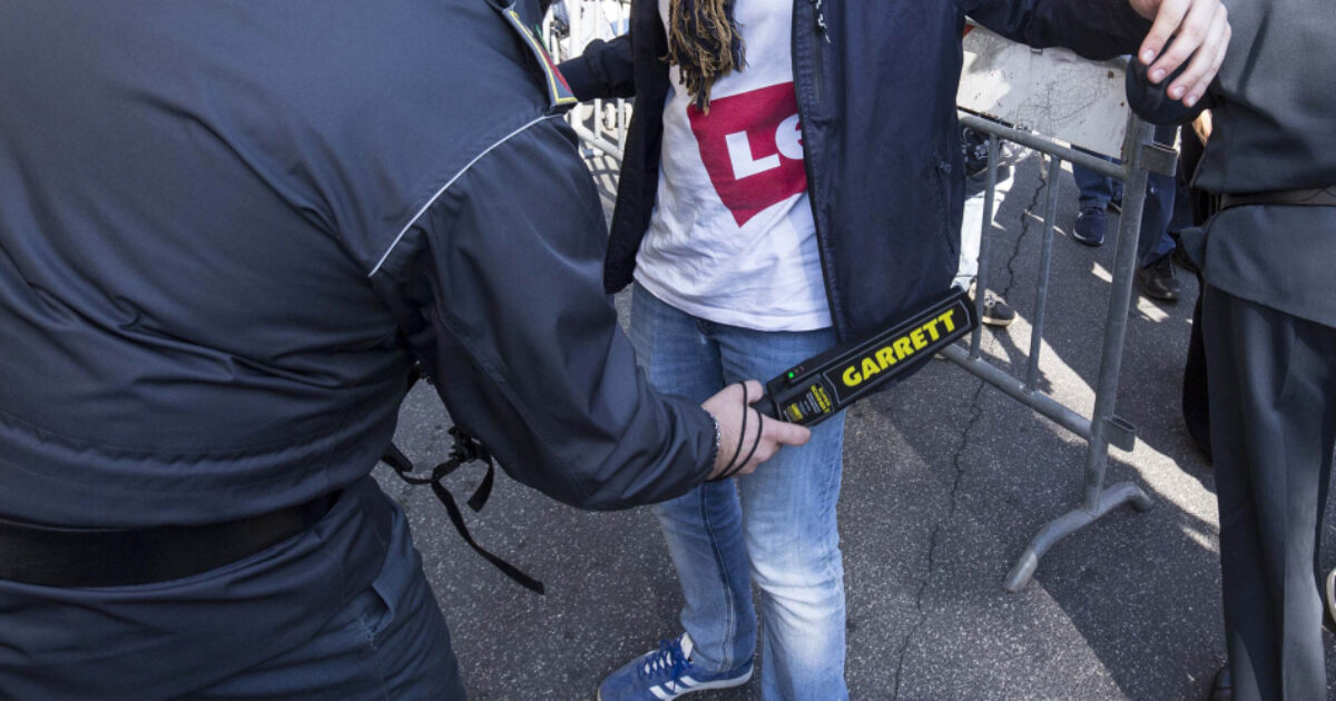 Metal detector nelle scuole: la circolare di Valditara e Piantedosi dopo l'omicidio a La Spezia