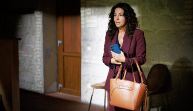 Sabrina Ferilli torna nei panni della preside vittima di revenge porn: A testa alta - Amica.it