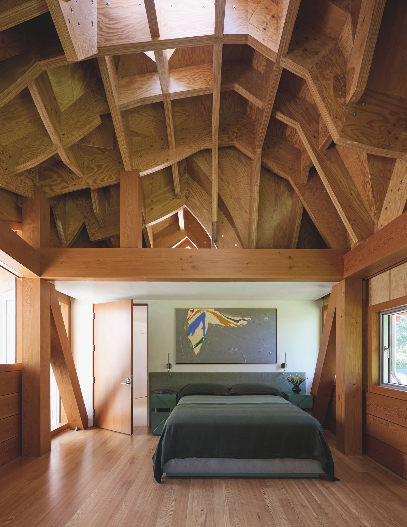 In una camera da letto un dipinto di Kikuo Saito è appeso sulla testiera su disegno di Wiseman Group come letto e...