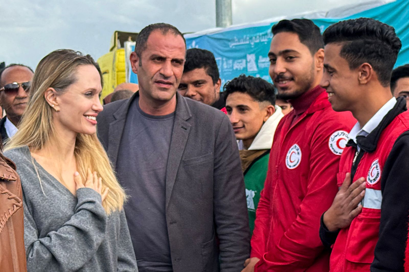 Angelina Jolie rencontre des bnvoles du Croissant Rouge lors de sa visite au point de passage de Rafah le 2 janvier 2026.