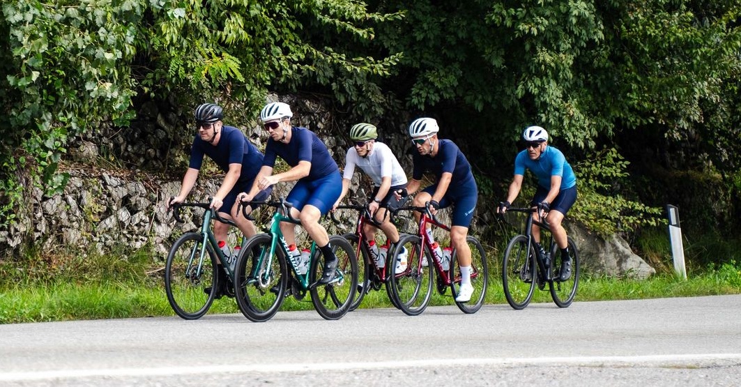 Pedalare in coppia anche fuori dai centri abitati. Cosa dice la nuova proposta sulla sicurezza dei ciclisti
