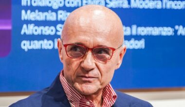 Signorini fuori dal GF Vip, "ma rimane direttore di Chi": la decisione di Mondadori