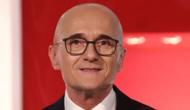 Perché Alfonso Signorini si è autosospeso da Mediaset, l'avvocata: "Situazione grave"