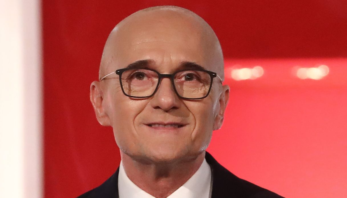 Perché Alfonso Signorini si è autosospeso da Mediaset, l'avvocata: "Situazione grave"