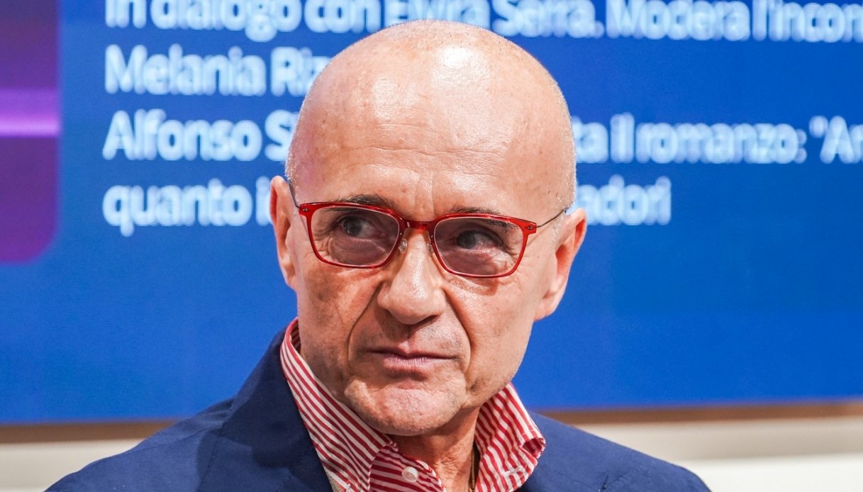 Signorini fuori dal GF Vip, "ma rimane direttore di Chi": la decisione di Mondadori