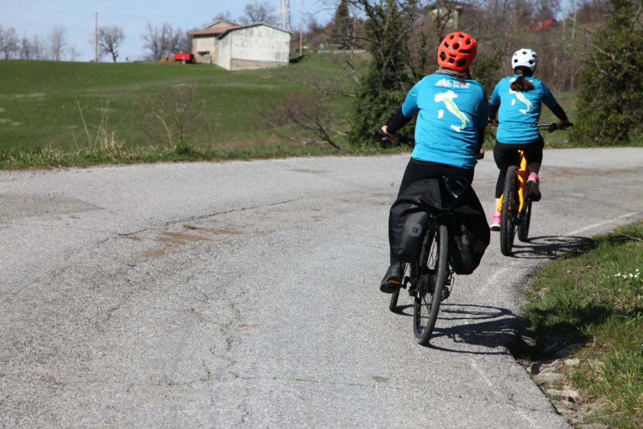 Cicloturisti lungo la CIclovia dell'Appennino - Appennino Bike Tour