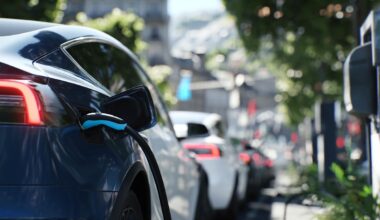 Nuova tassa per auto elettriche e ibride, il nodo dell'usura stradale