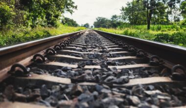 Guida sui binari del treno per scappare dalla polizia: scena surreale