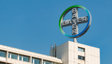 La guerra delle multinazionali farmaceutiche: Bayer denuncia Pfizer e Moderna