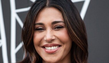 Belen Rodriguez, il look casual con cappotto in shearling è super chic