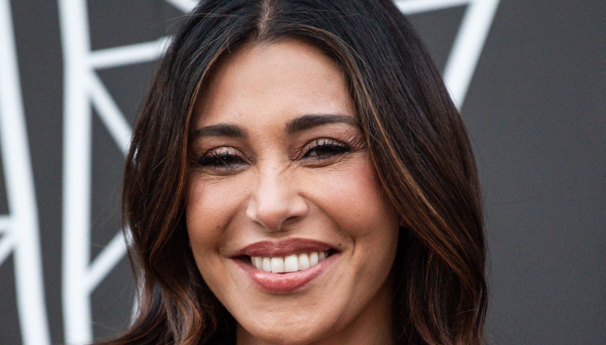 Belen Rodriguez, il look casual con cappotto in shearling è super chic