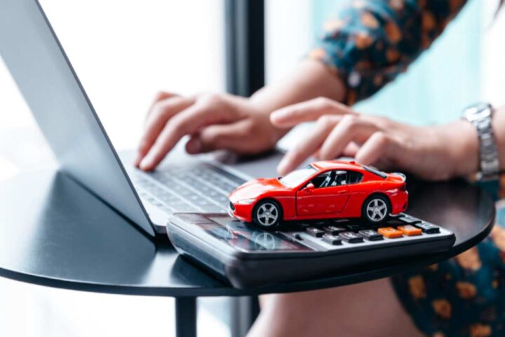 auto in miniatura calcolatrice e computer