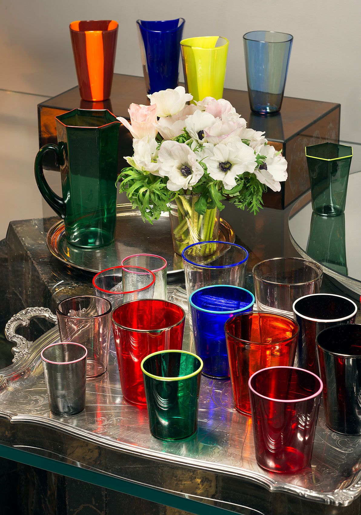 Grande amante nel colore lui stesso Chahan Minassian celebra il colore con il suo allestimento.