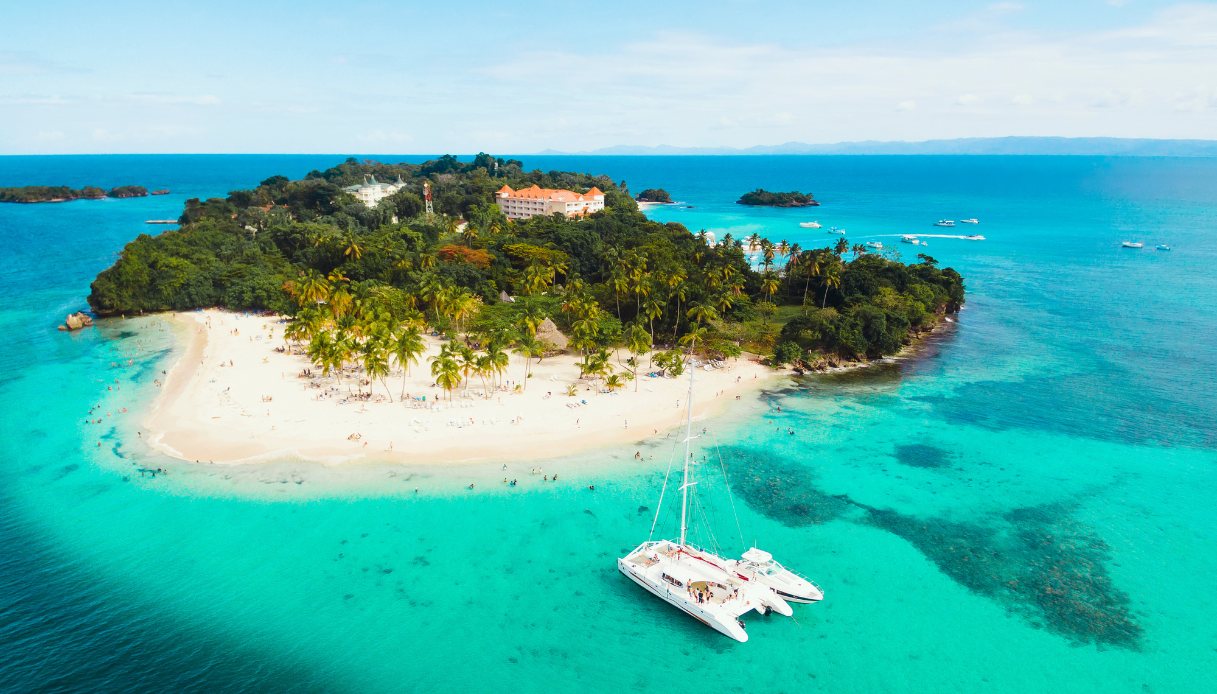 Cayo Levantado, l'isola del rum che ha fatto (e fa ancora oggi) sognare il mondo