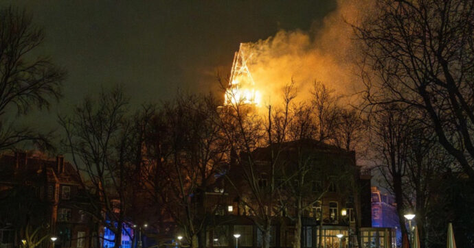 Amsterdam, in fiamme la storica chiesa di Vondelkerk: “Pioggia di scintille, crollato il campanile”