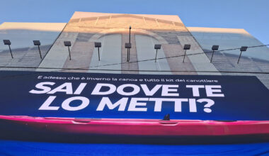 "Sai dove te lo metti" l'annuncio pubblicitario? Lettere all'arcivescovo per spegnere l'insegna sulla chiesa