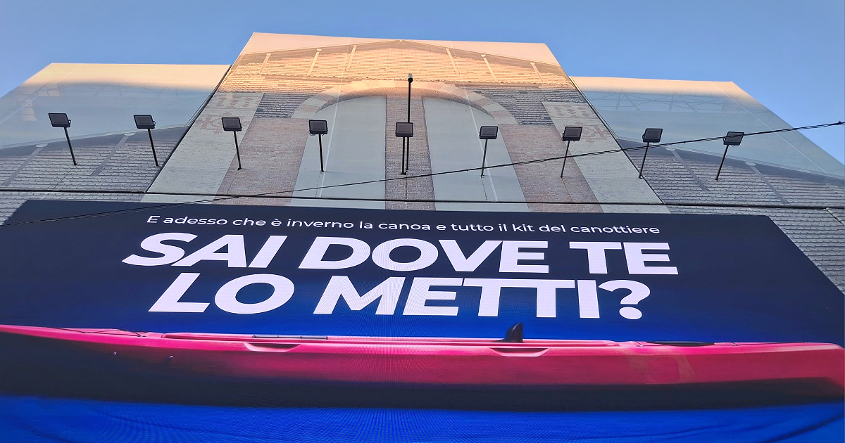 "Sai dove te lo metti" l'annuncio pubblicitario? Lettere all'arcivescovo per spegnere l'insegna sulla chiesa