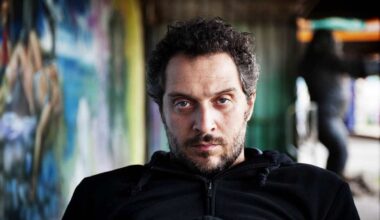 Dal dramma alla commedia fino al ruolo più iconico: le cinque interpretazioni di Claudio Santamaria