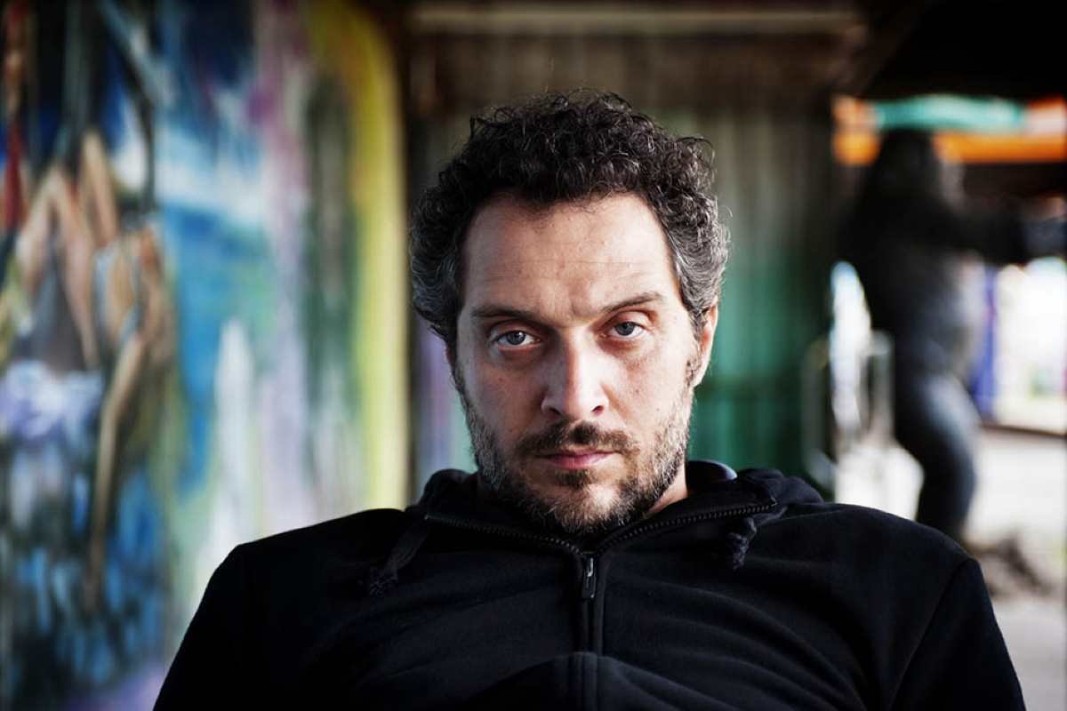 Dal dramma alla commedia fino al ruolo più iconico: le cinque interpretazioni di Claudio Santamaria