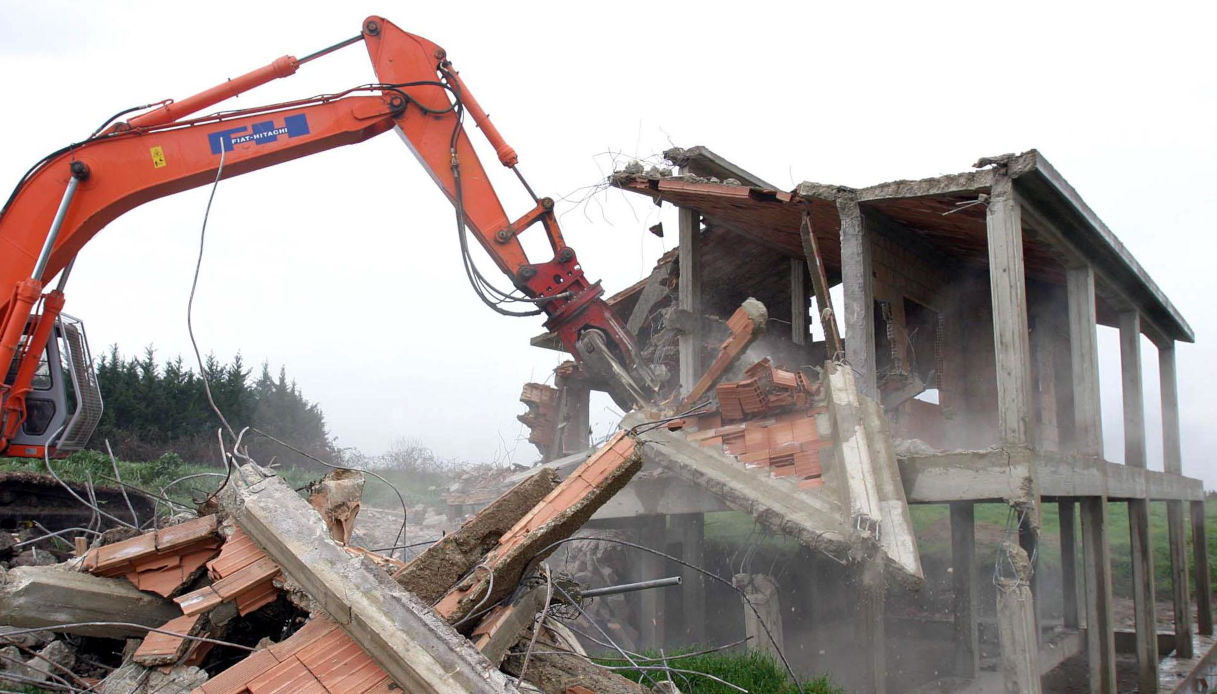 Condono edilizio come quello di Berlusconi del 2003 nel Milleproroghe, la mossa del Governo