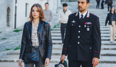 “Don Matteo 15”, stasera in tv la seconda puntata: l’arrivo di Mathias sconvolge i piani sentimentali di Diego e Giulia - Amica.it