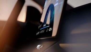 Nuova Volvo EX60, primo sguardo agli interni del SUV: tanta tecnologia e ci sarà Gemini