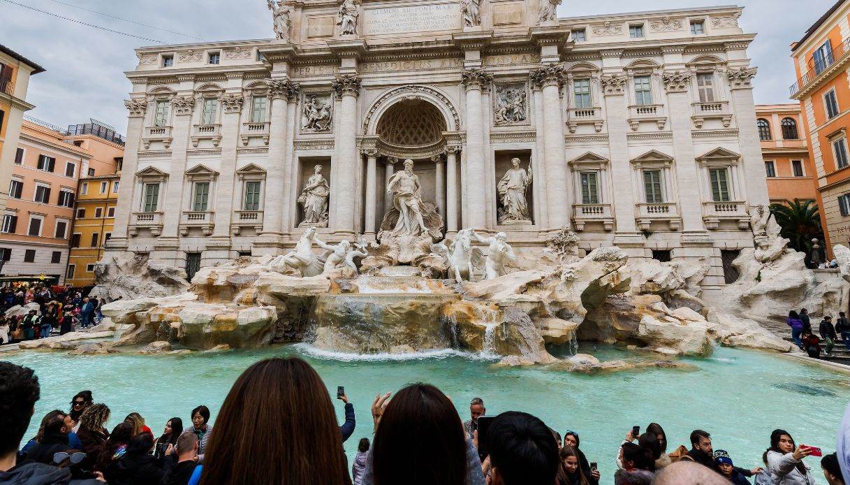 Ticket da 2 euro per vedere la Fontana di Trevi da febbraio: quando spetta l'esenzione