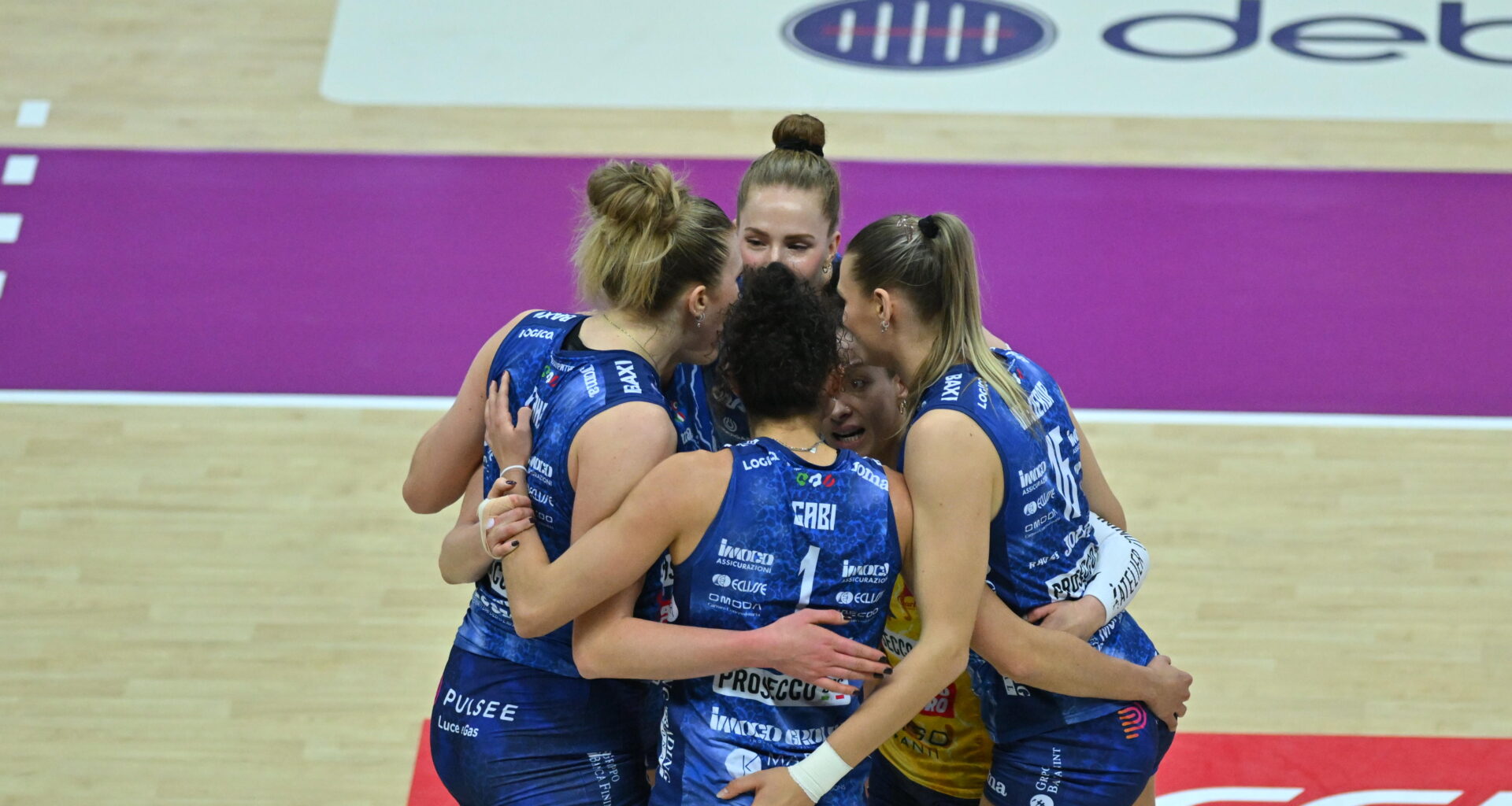 SPETTACOLO ED EMOZIONI NEL PALAVERDE TUTTO ESAURITO, VITTORIA DELLA PROSECCO DOC CONTRO NOVARA (3-1)- STANDING OVATION PER DE GENNARO