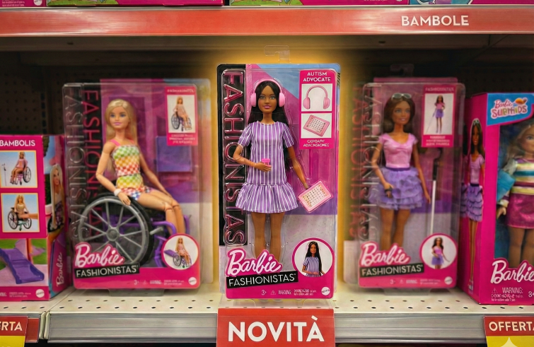 Barbie autistica Mattel: l’inclusione resta fuori dalla scatola