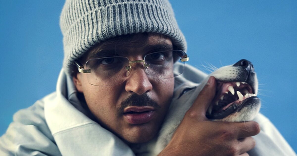 "Ci siamo evoluti discutendo con le forze dell’ordine, di quanto la politica non faccia un cazzo". Geolier ha sfornato il suo miglior album "Tutto è possibile": ecco come