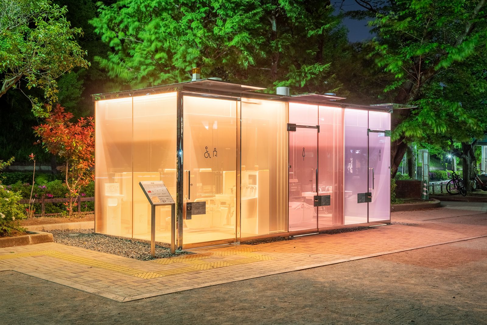 I bagni pubblici di Shigeru Ban a Tokyo in colori caldi.