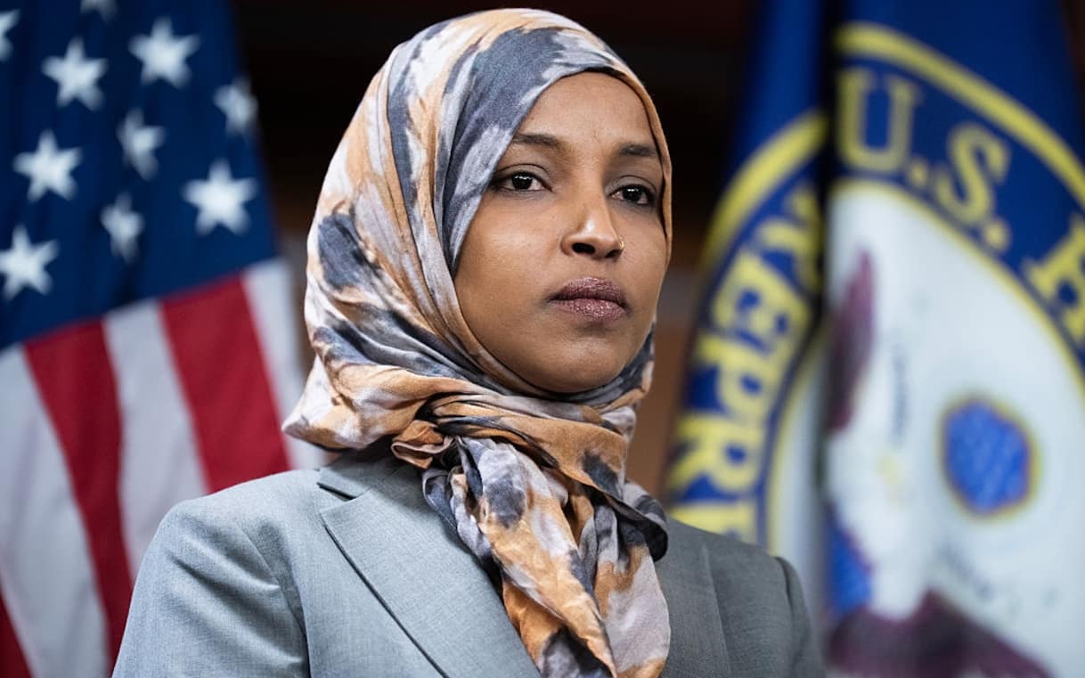 Ilhan Omar, chi è la deputata dem attaccata a Minneapolis e bersaglio di Trump