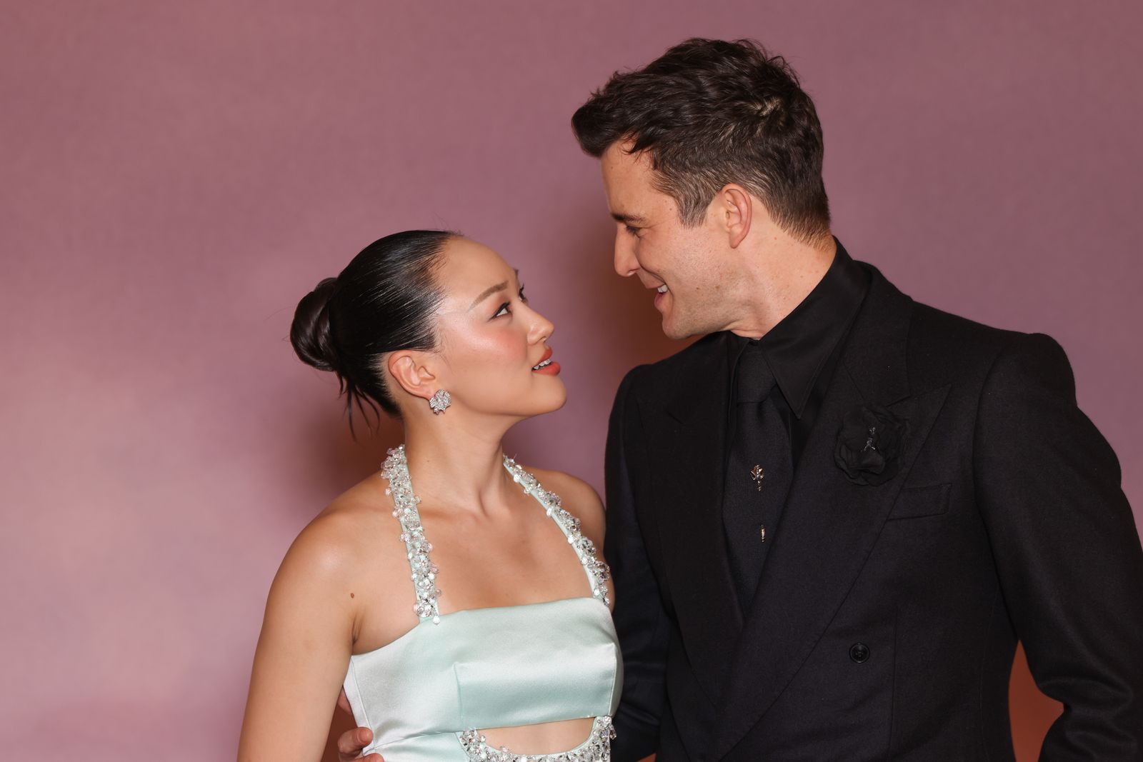 Bridgerton 4 a Parigi il debutto di Benedict Luke Thompson e Yerin Ha sul red carpet della premiere