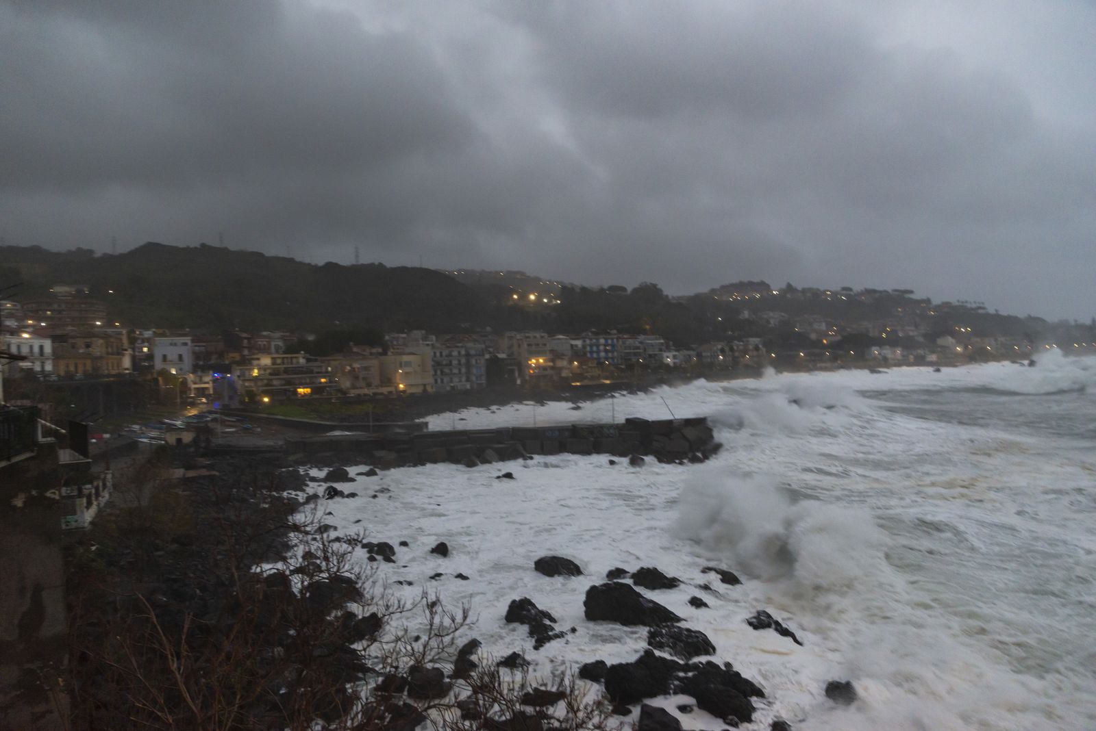 La costa di Aci Castello